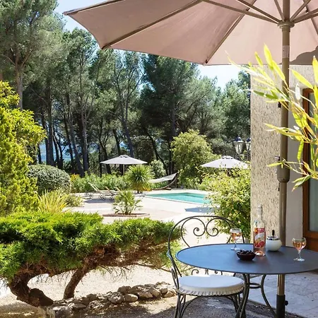 Les Mazets Du Luberon Bed & Breakfast 4*