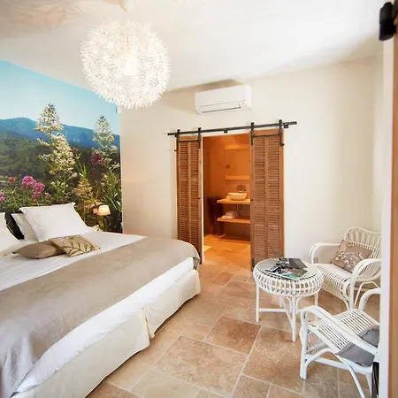 Les Mazets Du Luberon Bed & Breakfast 4*