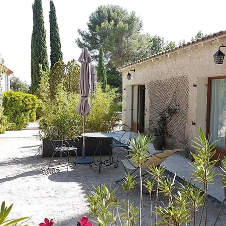 Les Mazets Du Luberon Bed & Breakfast